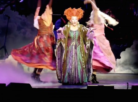 Bette Midler Revives Hocus Pocus in Concert â€” And It's Everything