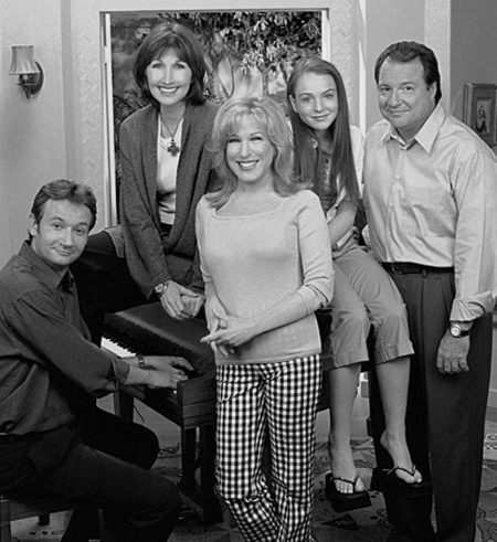 05/16/2000 - THE BETTE SHOW -- James Dreyfus, Joanna Gleason, Bette Midler, Lindsay Lohan and Kevin Dunn (left-to-right) star in the new CBS comedy, to be broadcast Wednesdays (8:00-8:30 PM, ET/PT) in the 2000-2001 season.