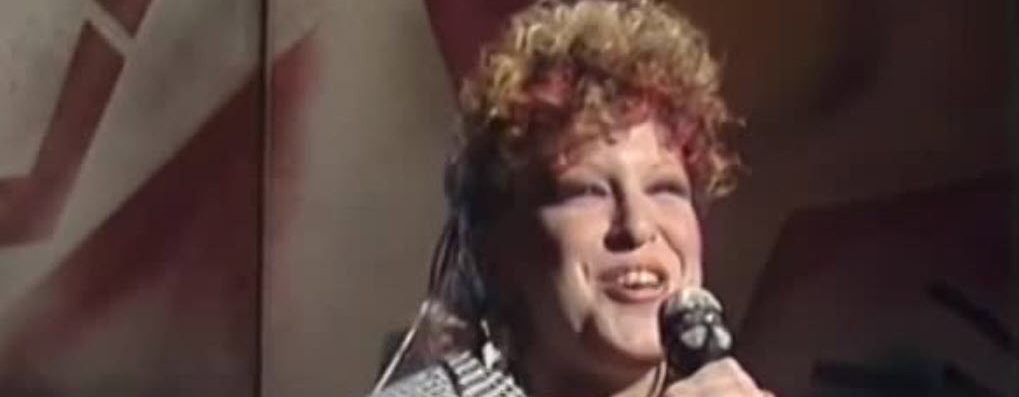 Bette Midler sings Beast Of Burden