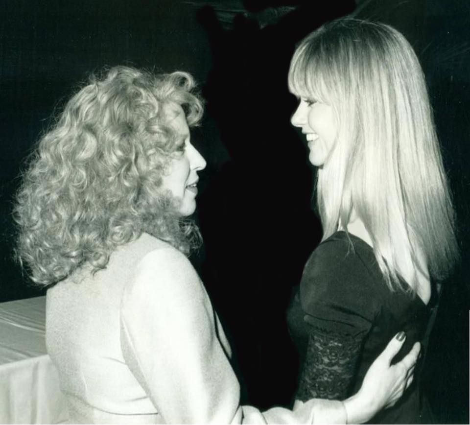 Bette Midler & Olivia Newton-John at the 1989 Grammys - Bette Midler & Olivia Newton-John On Videos